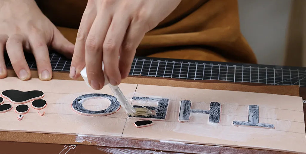 Anwendung von Kontaktkleber