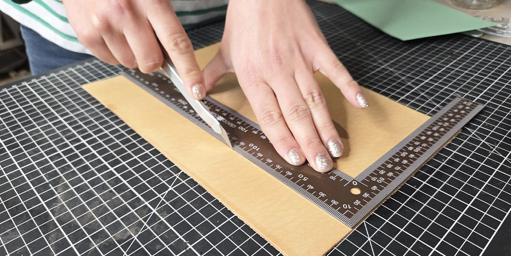 couper le cuir avec un cutter