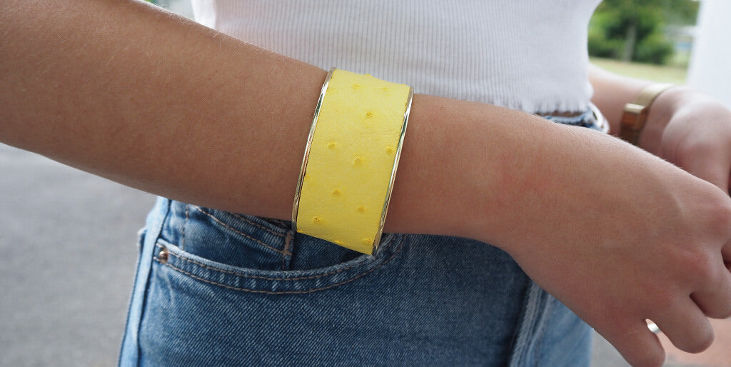 Manschette aus Metall und Leder