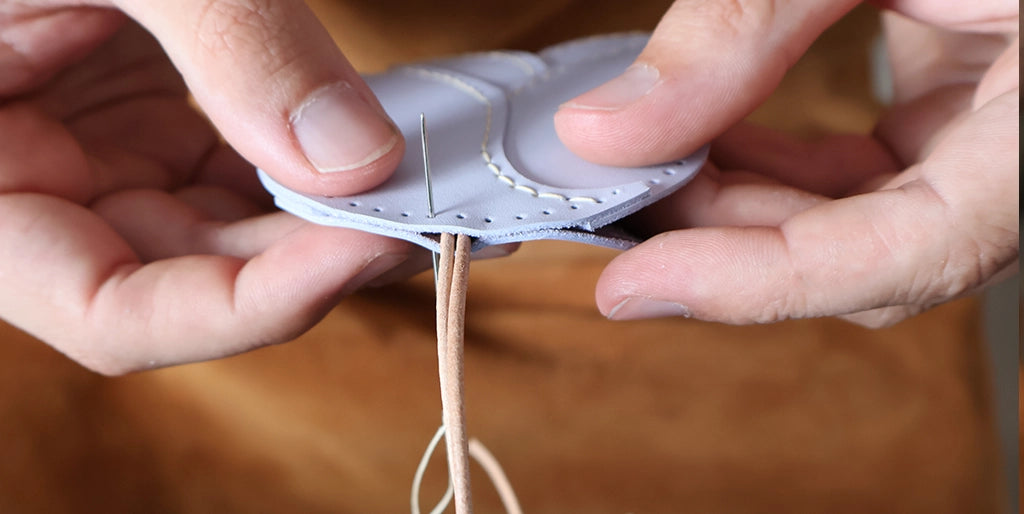 passer lacet en cuir dans cloche à clés