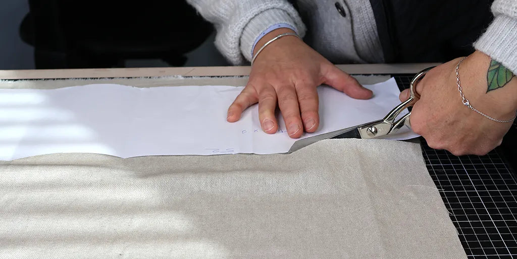 Découpe avec le ciseau du tissu