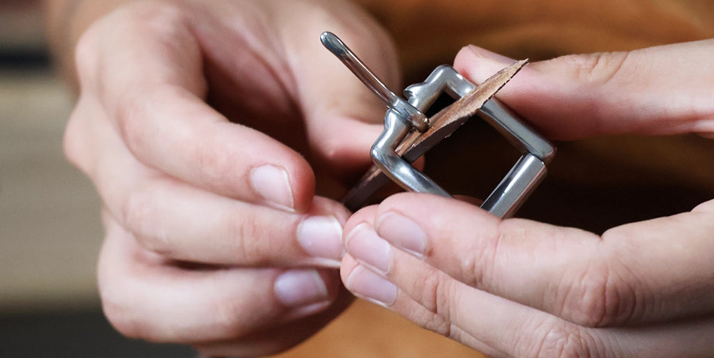 passer la lanière du collier dans la boucle