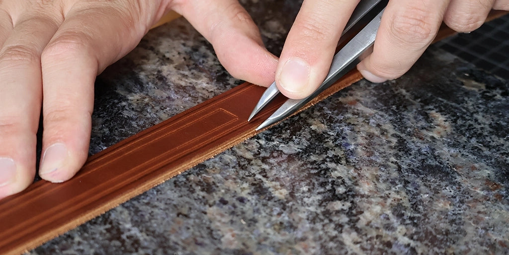 tracer ligne de couture sur la lanière en cuir