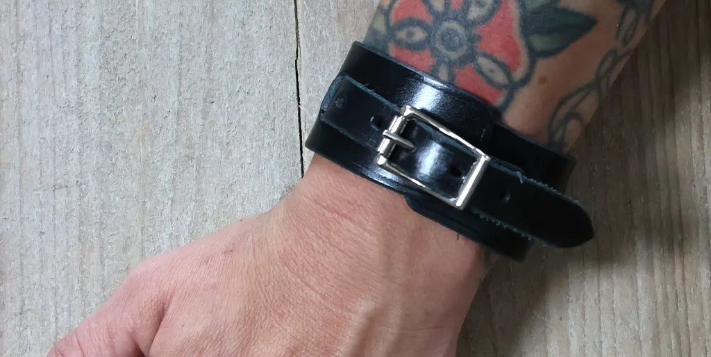 Women's bracelet model