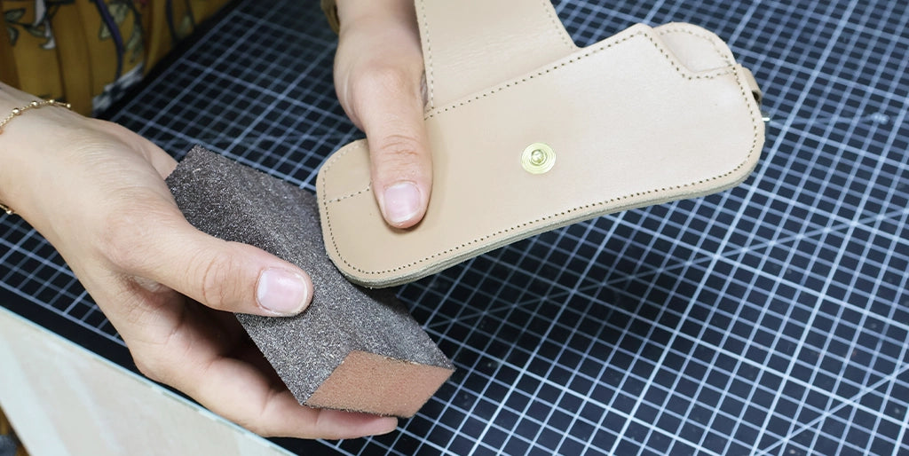 Abschleifen der Kanten des Brillenetuis