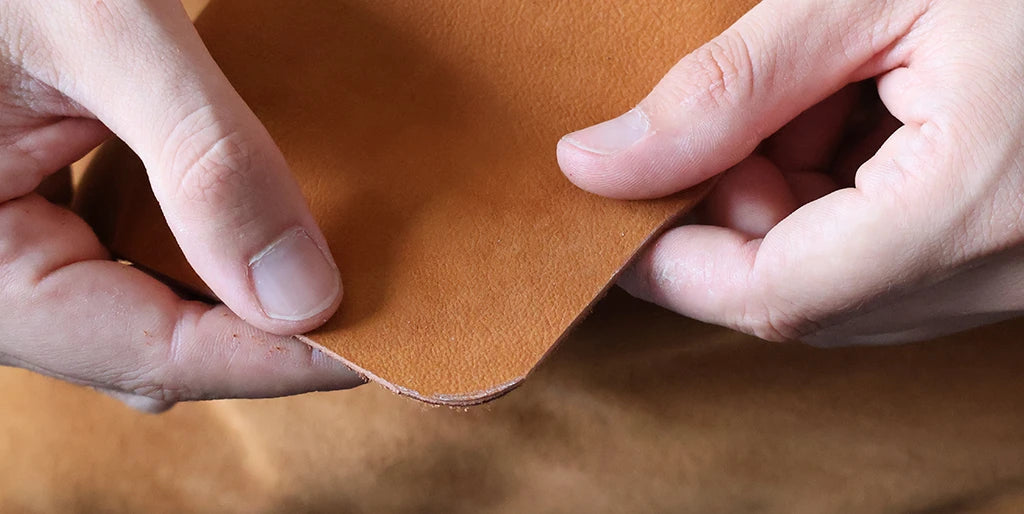 couper cuir tutoriel étui à lunettes en cuir fermoir clic clac