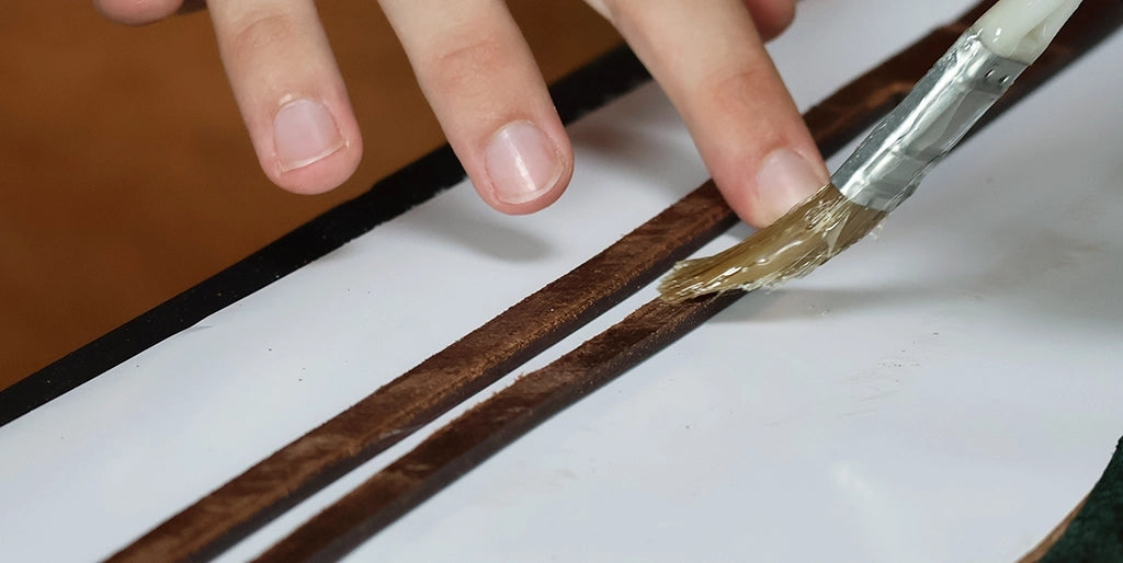 appliquer de la colle pour cuir envers lanière