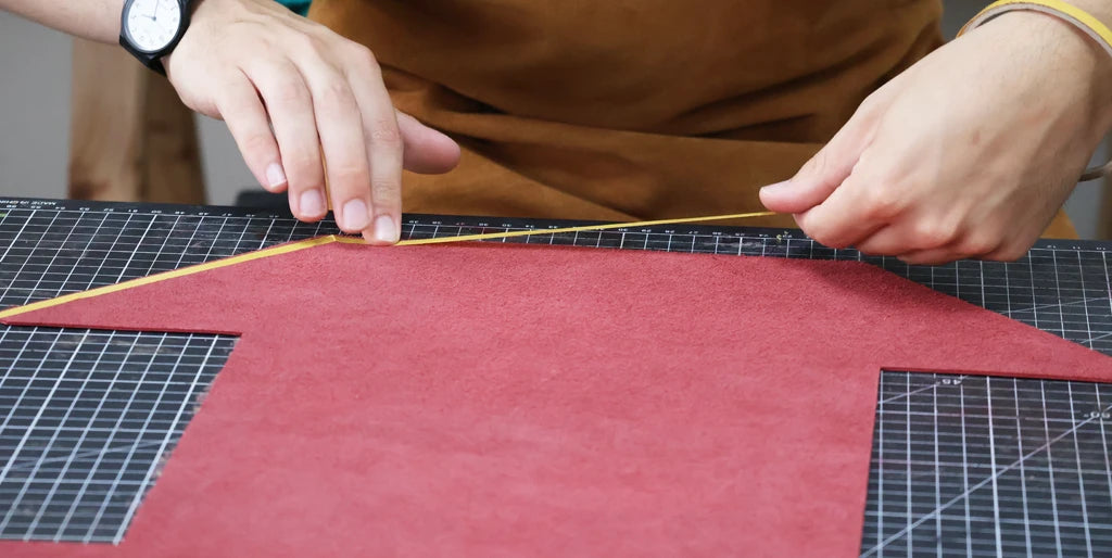 Glue the zipper onto the leather piece