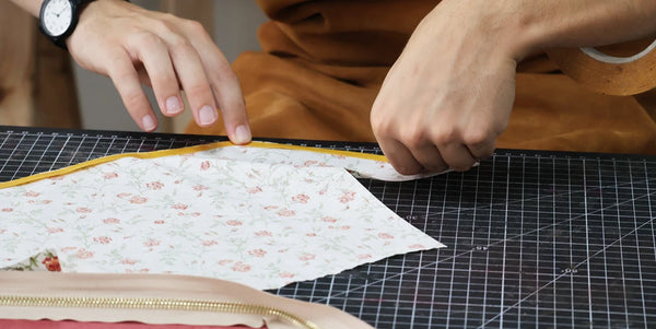 Glue the lining onto the zipper + leather