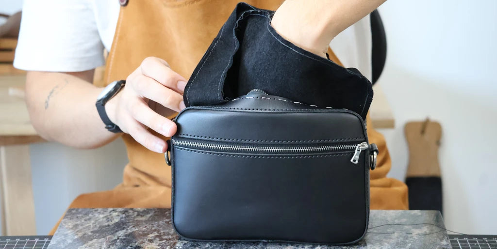 Inserire la fodera nella borsa in pelle