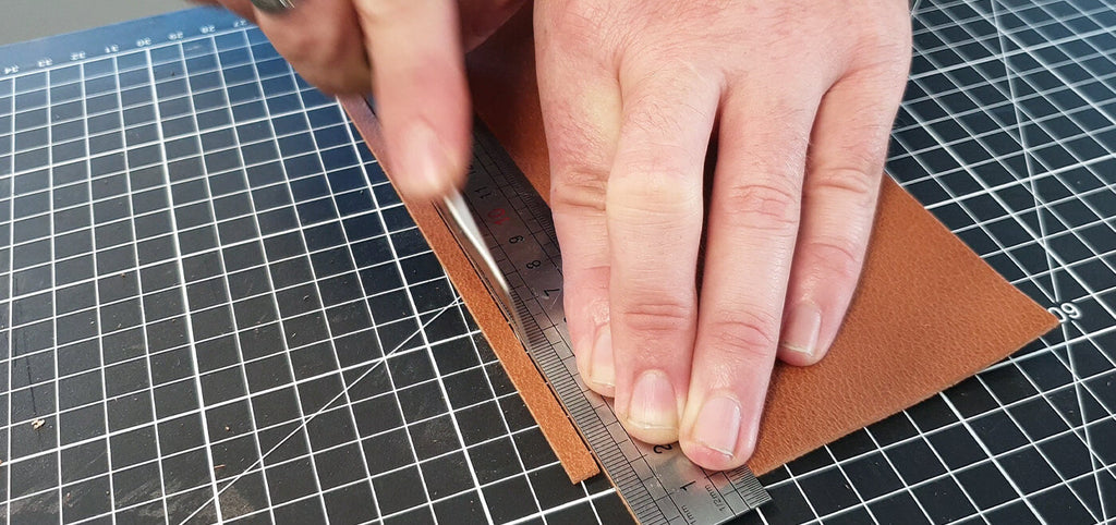 découpage d'une bande de cuir
