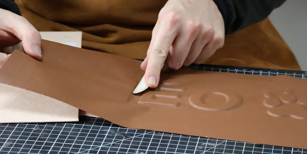 Buchstaben mit Leder ummanteln