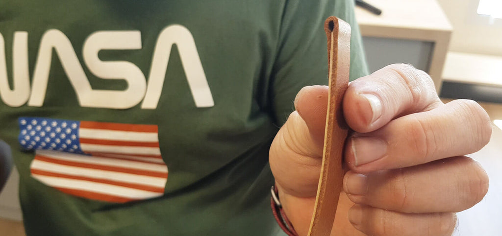 ardillon de la boucle dans le cuir