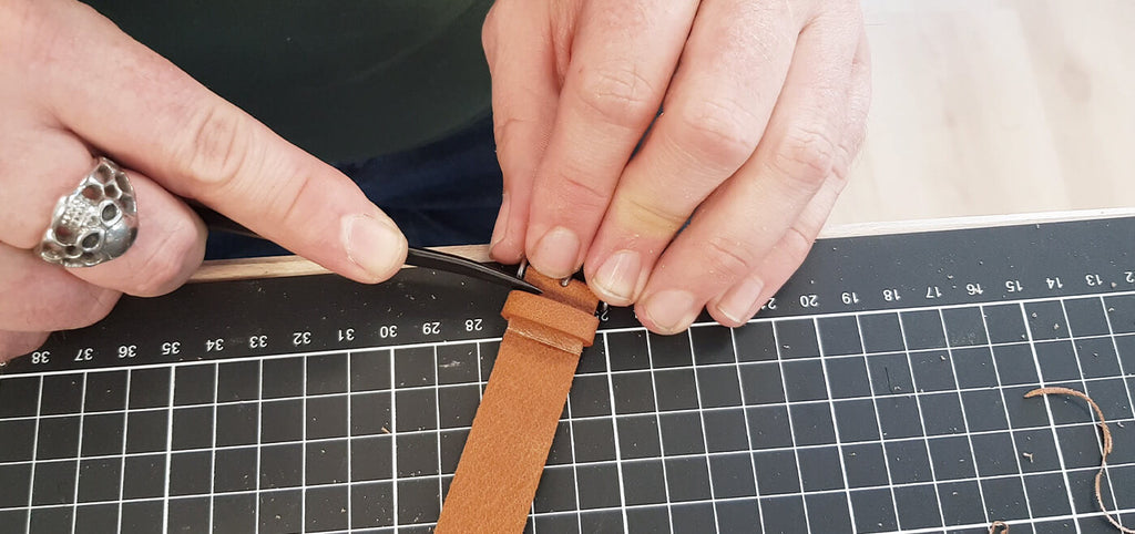 aplatir le cuir avec une lisette