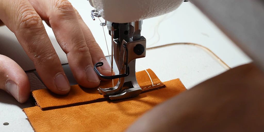 couture de la bande P2 tutoriel étui à lunettes en cuir
