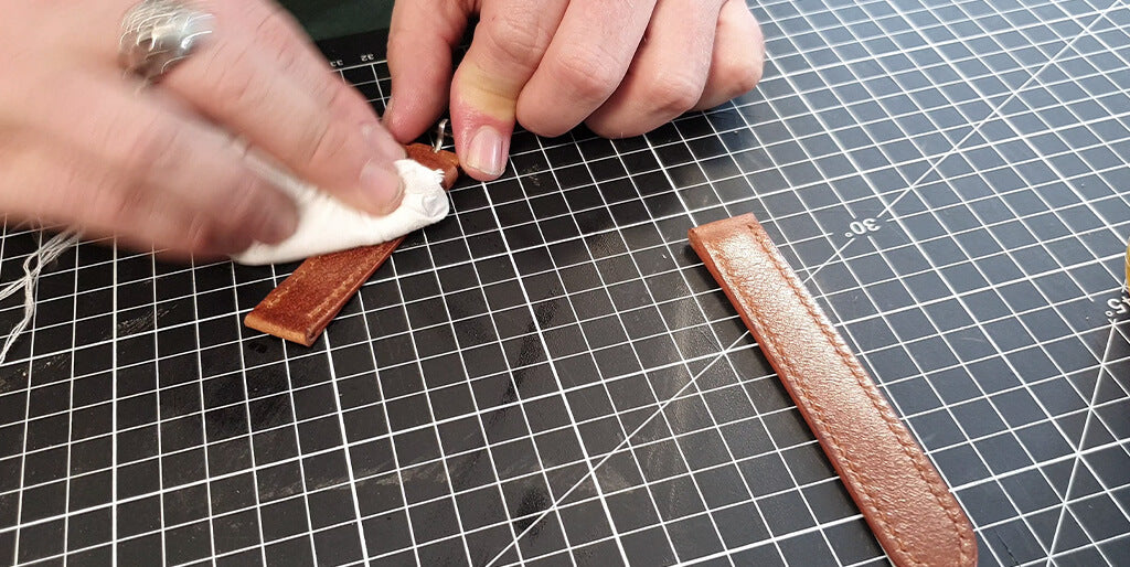 nourrissage du cuir avec de l'huile de bœuf