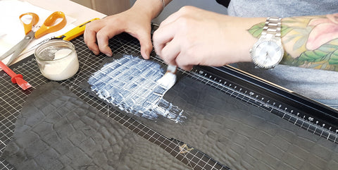 collage sac seau cuir