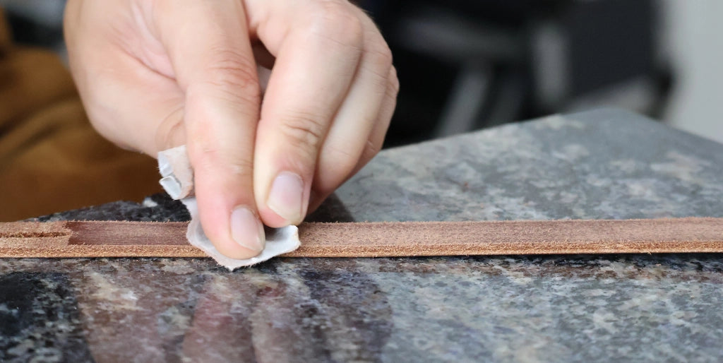 poncer l'arrière du collier pour faire adhérer la colle