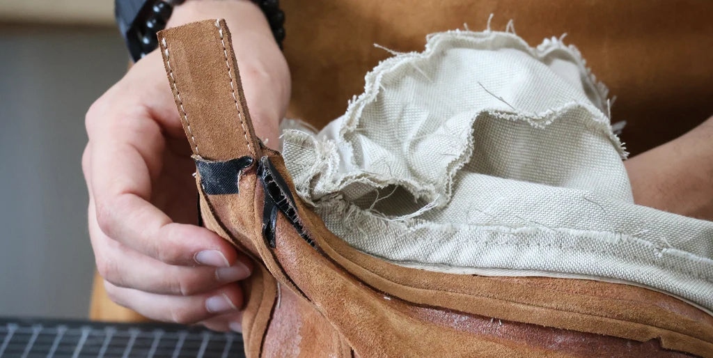 Riemen in die Bauchtasche einfügen