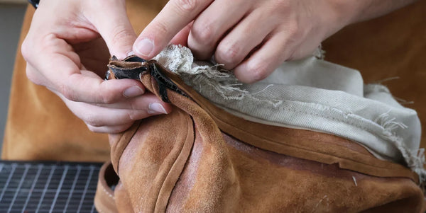 Riemen in die Bauchtasche einfügen