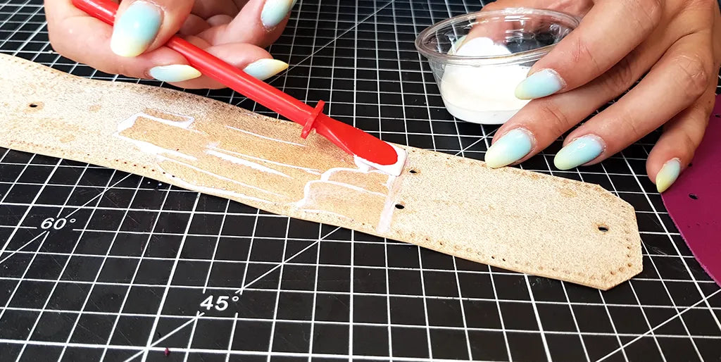 coller languette cuir