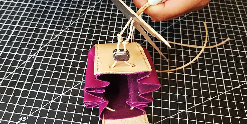 poser stop lacet bourse cuir