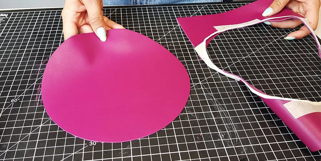 découper bourse dans du cuir