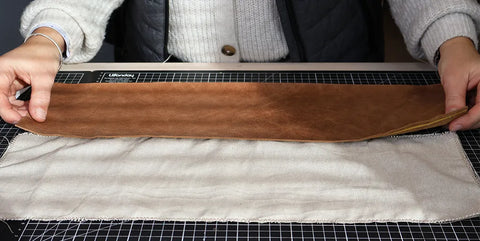 Kleben Sie das Leder mit doppelseitigem Klebeband fest.