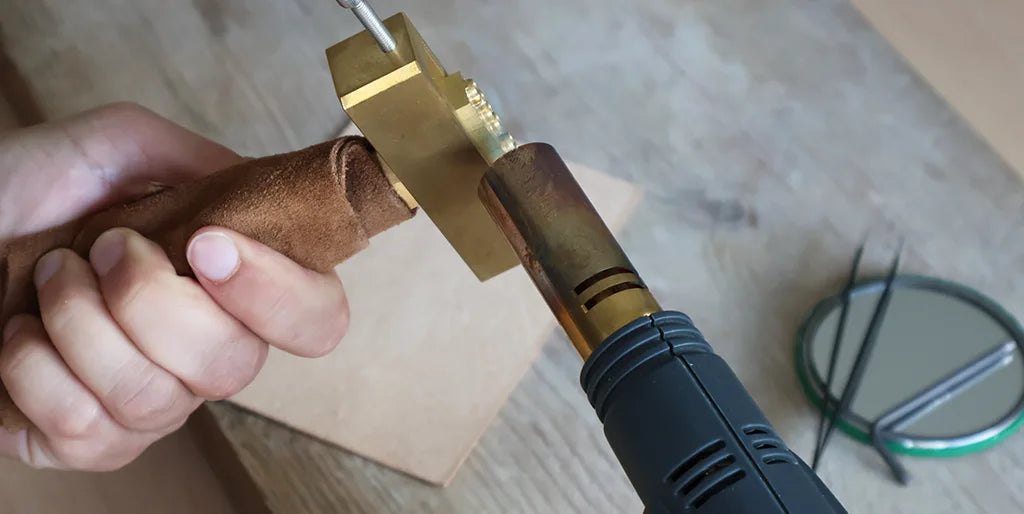 marquage du cuir à chaud avec un chalumeau