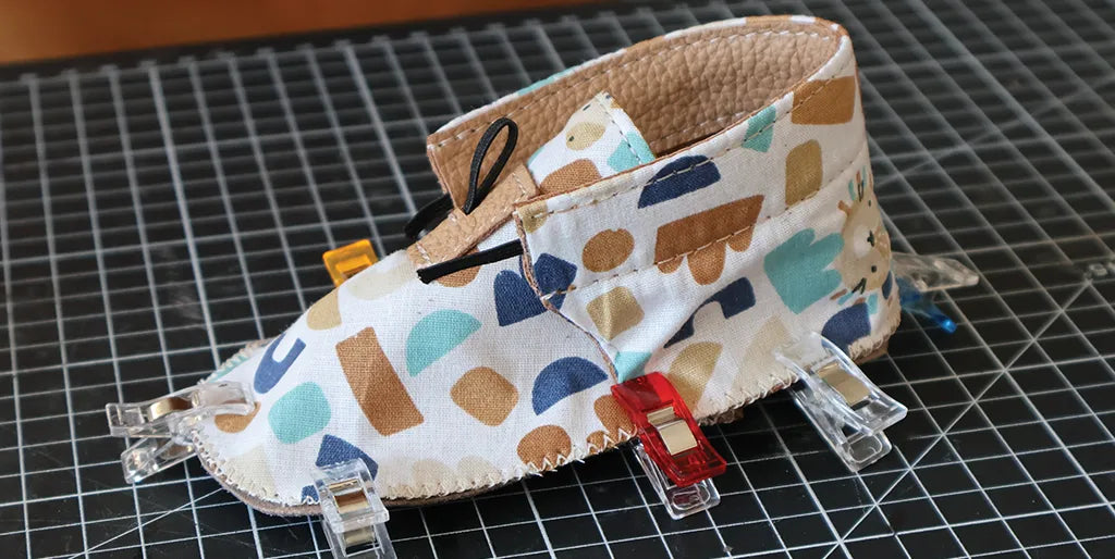 assemblage chaussons en cuir bébé