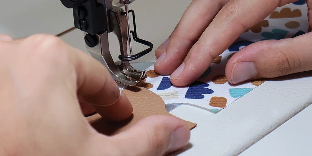 assemblage talons chaussons en cuir bebe