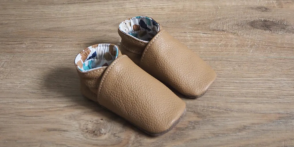 photo présentation chaussons en cuir bébé