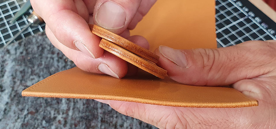 Guide couture d'angles du cuir