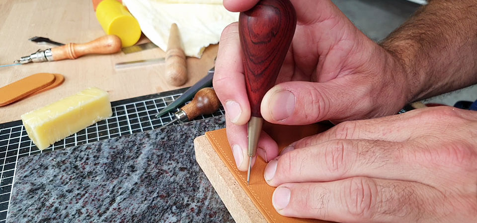 Guide couture d'angles du cuir