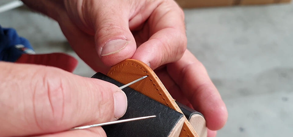 Guide couture d'angle du cuir