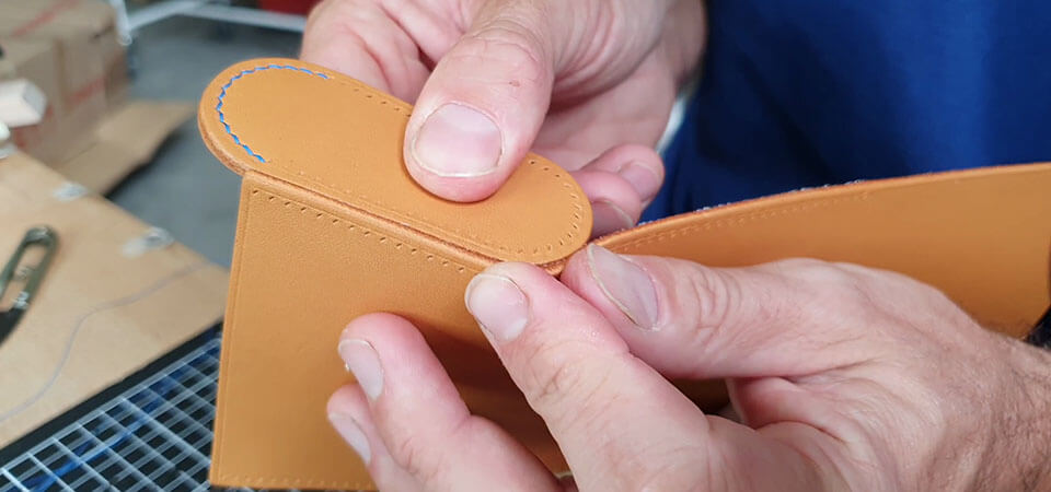 Guide couture d'angle du cuir