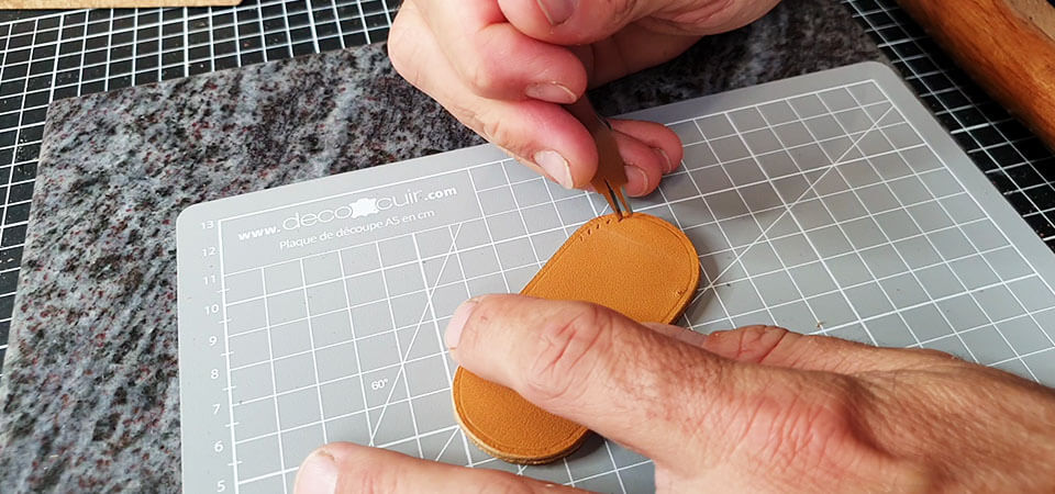 Guide couture d'angles du cuir