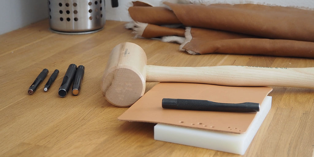 Lederlocher durchstechen