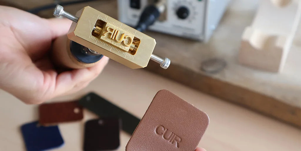 marquage du cuir à chaud avec un fer à fileter