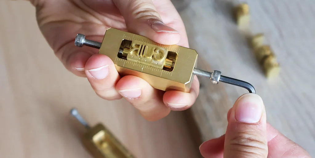 marquage cuir avec caractères en laiton