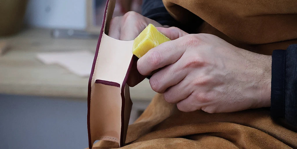 travail tranches cuir pochette en cuir